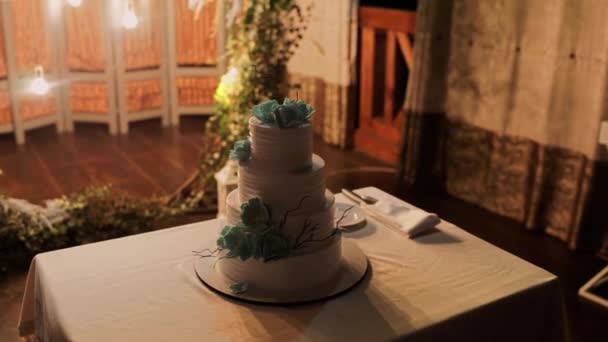 Красивый Белый Свадебный Торт Вечером Парке — стоковое видео