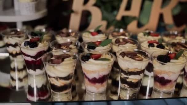 Διαφορετικά Γλυκά Στο Μπαρ Καραμέλα Γάμου Στο Εστιατόριο — Αρχείο Βίντεο