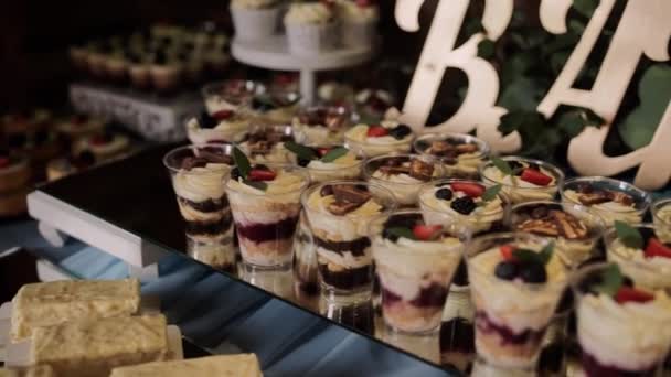 餐厅里的结婚糖果吧里有不同的糖果 — 图库视频影像