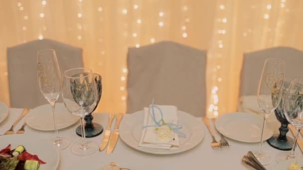 有食物和眼镜的餐馆里的婚宴桌 — 图库视频影像