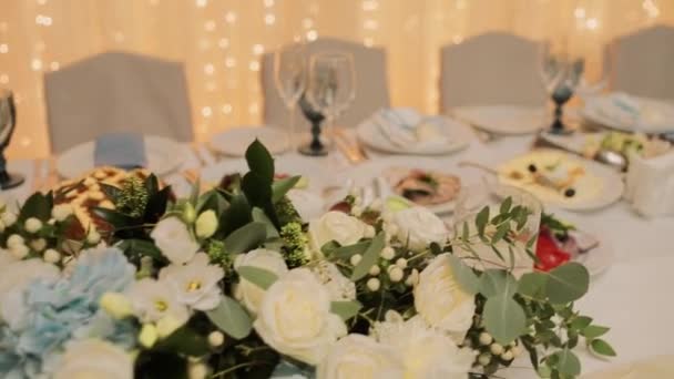 Mesa Boda Restaurante Con Comida Vasos — Vídeos de Stock