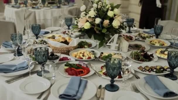 Mesa Boda Restaurante Con Comida Vasos — Vídeos de Stock