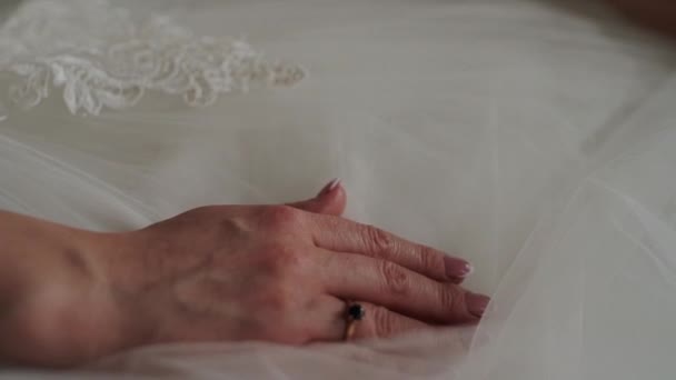 Χέρια Της Νύφης Ακουμπάνε Στο Νυφικό — Αρχείο Βίντεο