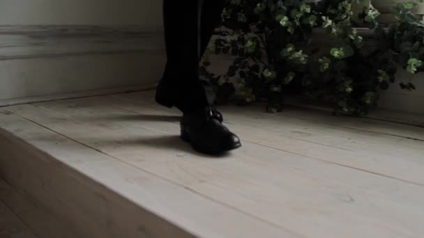 靴を履いた男が木の床を歩き — ストック動画