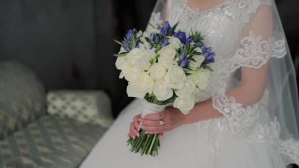 新娘穿着婚纱 手里拿着一束漂亮的花 — 图库视频影像