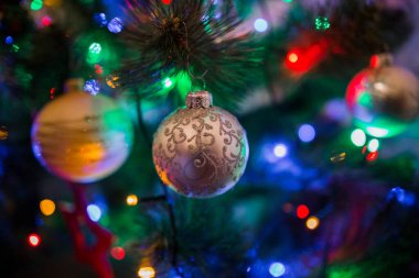 Noel ağacında çelenkli güzel bir oyuncak.