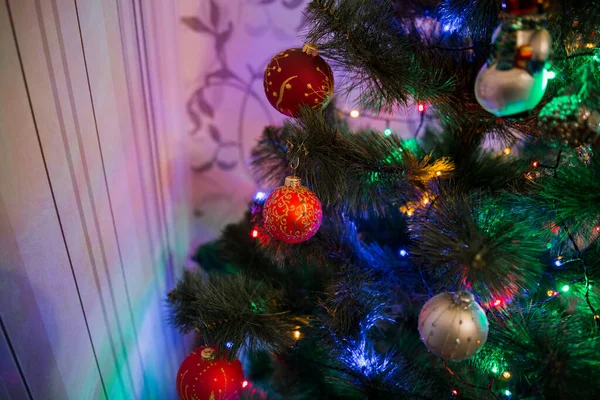 Een Prachtig Speelgoed Kerstboom Met Slinger — Stockfoto