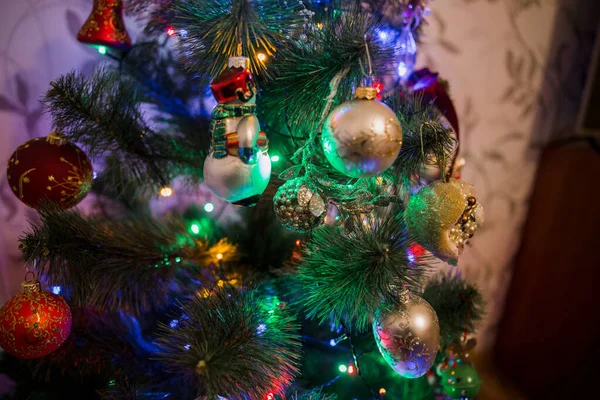 Ein Schönes Spielzeug Weihnachtsbaum Mit Girlanden — Stockfoto