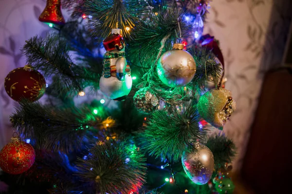 Ein Schönes Spielzeug Weihnachtsbaum Mit Girlanden — Stockfoto