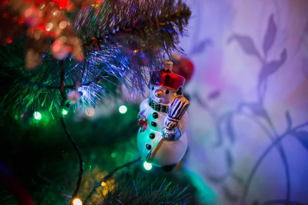 Ein Schönes Spielzeug Weihnachtsbaum Mit Girlanden — Stockfoto