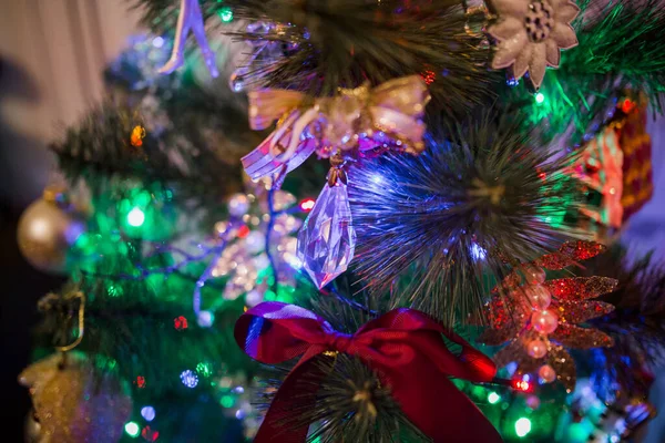 Belo Brinquedos Árvore Natal Com Guirlanda — Fotografia de Stock