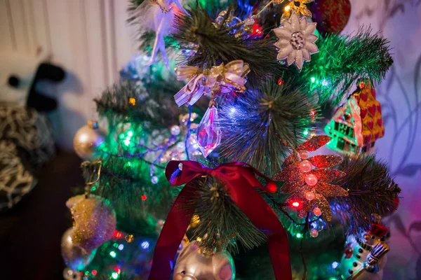 Krásné Hračky Vánočním Stromě Věncem — Stock fotografie