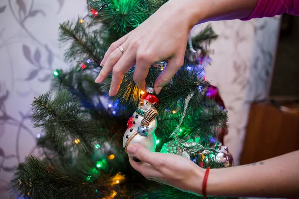 Mãos Uma Mulher Decoram Árvore Natal Com Brinquedos — Fotografia de Stock