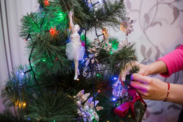 Bellissimo Giocattolo Sull Albero Natale Con Ghirlanda — Foto Stock