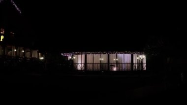 Restoranda gece yarısı binada çelenkler var.