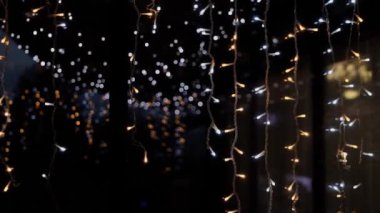 Restoranda gece yarısı binada çelenkler var.