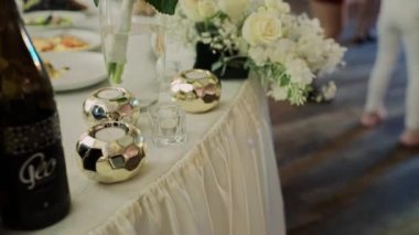 Düğün masasında mumlarla güzel bir dekor.