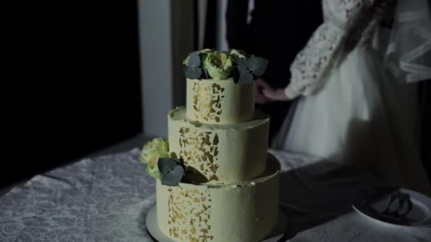 Akşam Kemerin Yanında Güzel Bir Düğün Pastası — Stok video
