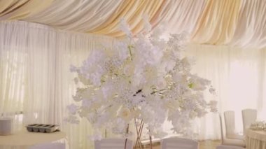 Restoranda yemek ve dekor olan bir düğün masası.