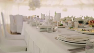 Restoranda yemek ve dekor olan bir düğün masası.