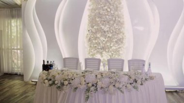 Restoranda yemek ve dekor olan bir düğün masası.