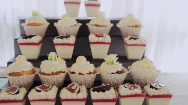 一个漂亮的大糖块在一个餐厅举行婚礼 — 图库视频影像