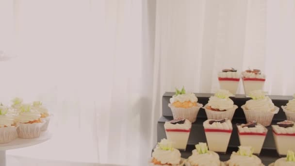 一个漂亮的大糖块在一个餐厅举行婚礼 — 图库视频影像