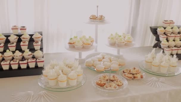 結婚式のためのレストランの大きな美しいキャンディーバー — ストック動画