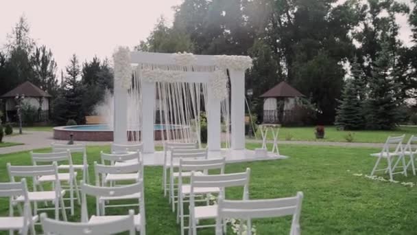 Bellissimo Arco Nuziale Nel Parco Con Sedie Bianche — Video Stock