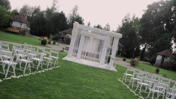 Belo Arco Casamento Parque Com Cadeiras Brancas — Vídeo de Stock