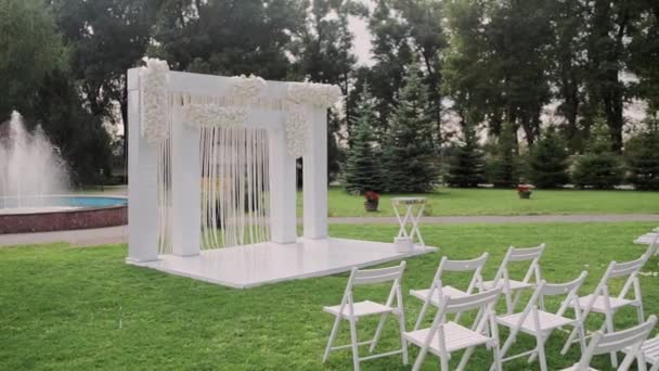Όμορφη Γαμήλια Αψίδα Στο Πάρκο Λευκές Καρέκλες — Αρχείο Βίντεο