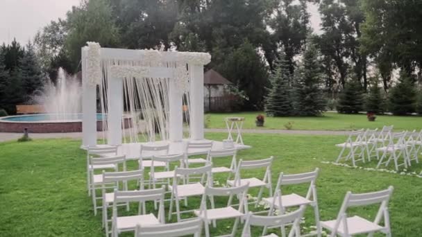 Hermoso Arco Boda Parque Con Sillas Blancas — Vídeo de stock