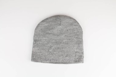 Beyaz arka planda örülmüş güzel bir kış şapkası.