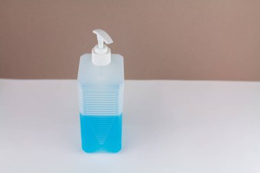 Arka planda mavi antiseptik olan bir şişe.