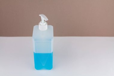 Arka planda mavi antiseptik olan bir şişe.