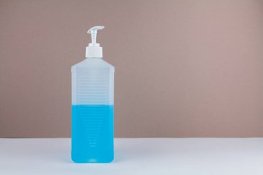 Arka planda mavi antiseptik olan bir şişe.