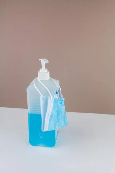 带蓝色防腐剂的有背景和面具的瓶子 — 图库照片