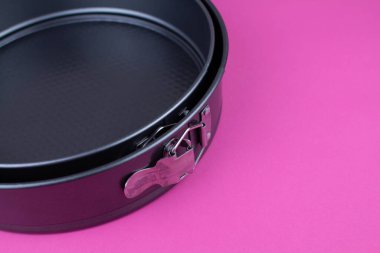 Pasta için arka planda yuvarlak bir mutfak pişirme tabağı