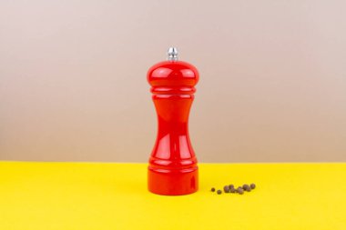 Masadaki biber için kırmızı mutfak biberi.