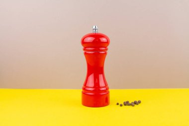 Masadaki biber için kırmızı mutfak biberi.