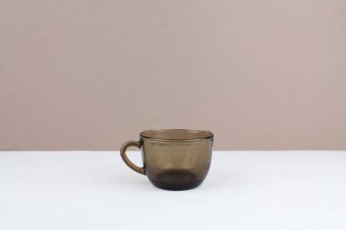 Arka planda kahverengi cam bir kahve fincanı