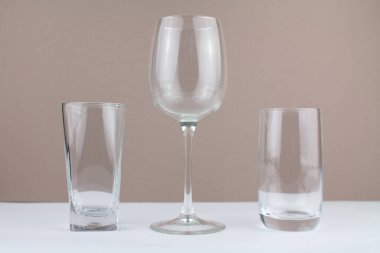 boş yeni arkaplanda bir gözlük ve gözlük