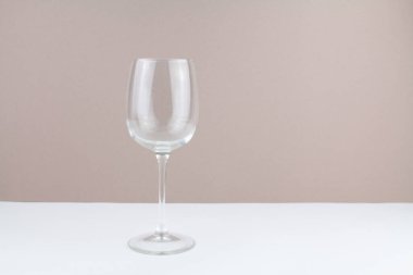 Arka planda boş güzel bir şarap kadehi