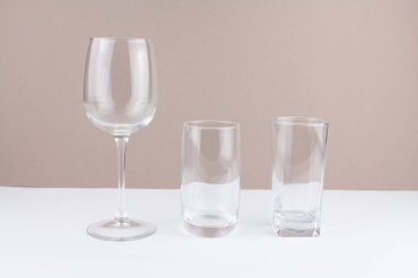 boş yeni arkaplanda bir gözlük ve gözlük