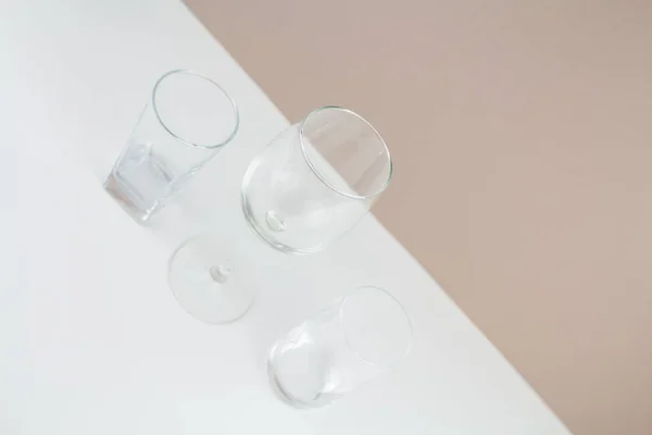 Ένα Ποτήρι Και Ποτήρια Άδειο Νέο Φόντο — Φωτογραφία Αρχείου