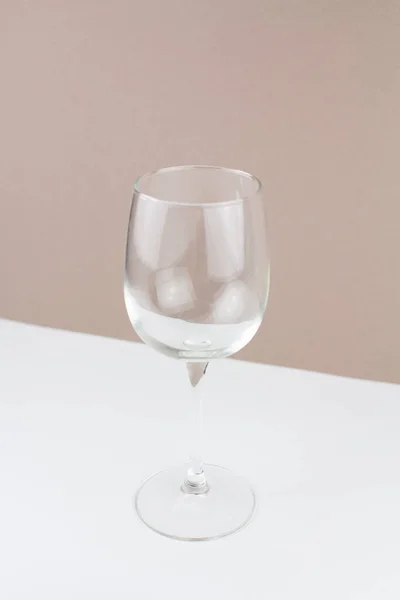 背景に空の美しいワイングラス — ストック写真
