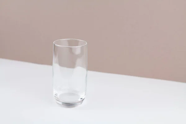 厨房里一个白色棕色背景风格的玻璃杯 — 图库照片