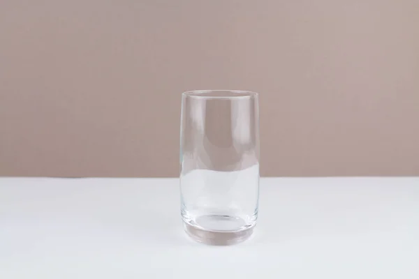 Стеклянная Чашка Белом Коричневом Фоне Стильный Кухне — стоковое фото