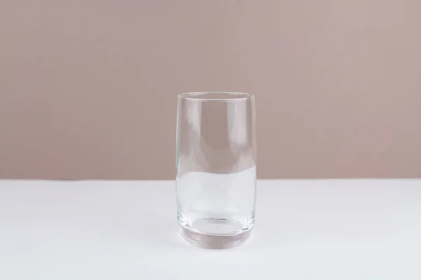 Стеклянная Чашка Белом Коричневом Фоне Стильный Кухне — стоковое фото