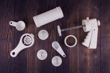 Krema ve kurabiye kalıpları olan bir pasta şırıngası.